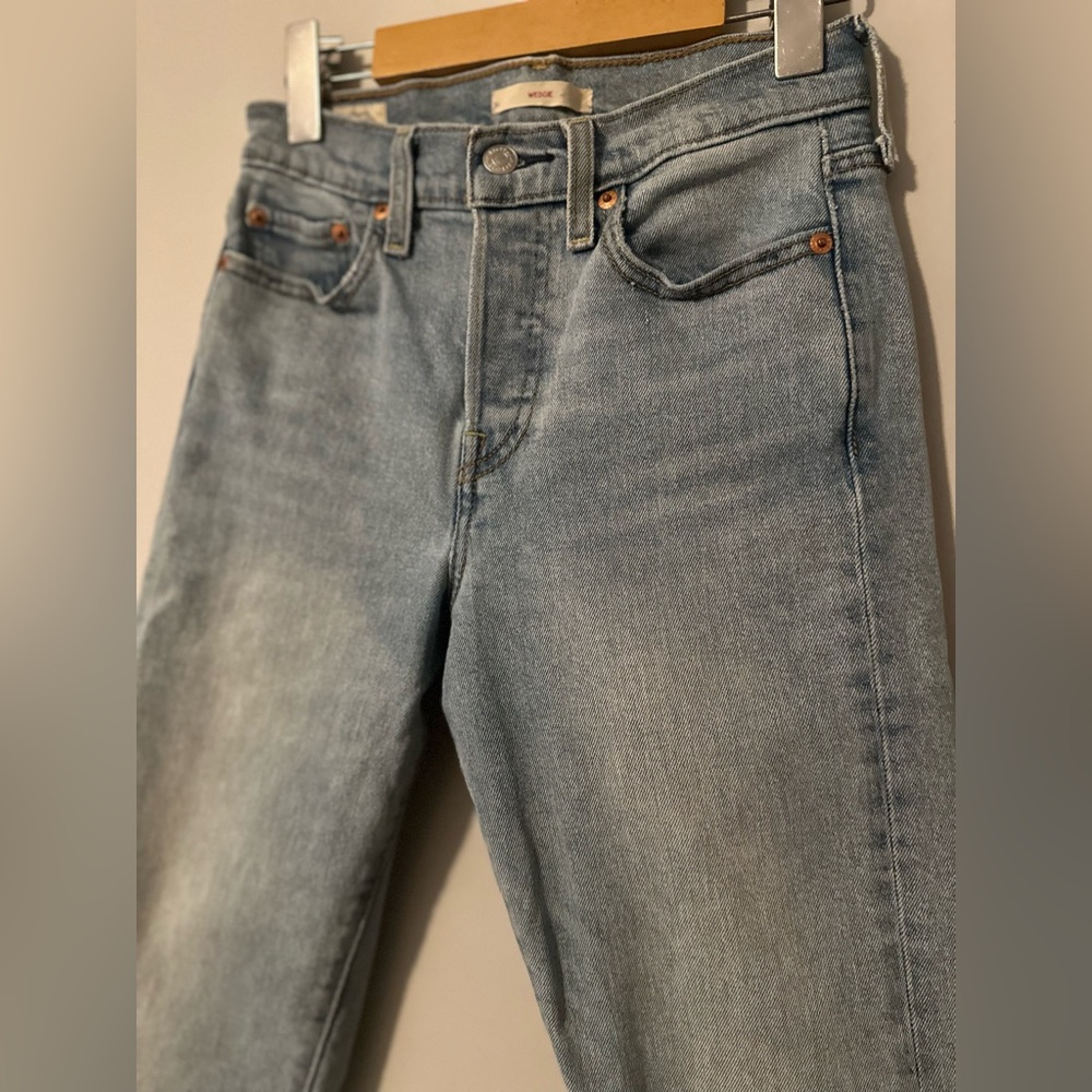 Levi’s Wedgie Light Blue Wash Size 25